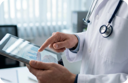 태블릿으로 검사 결과를 분석하는 전문의